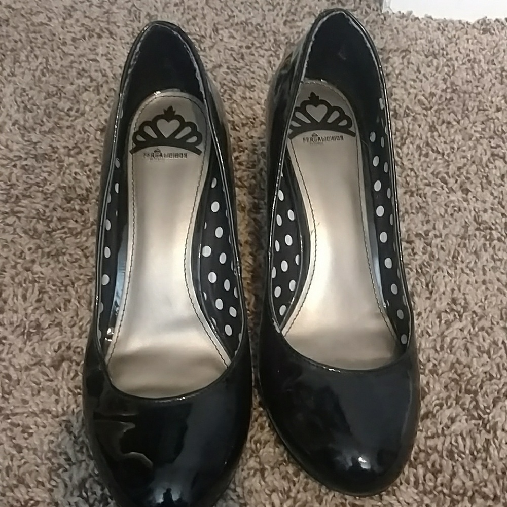 Black pumps